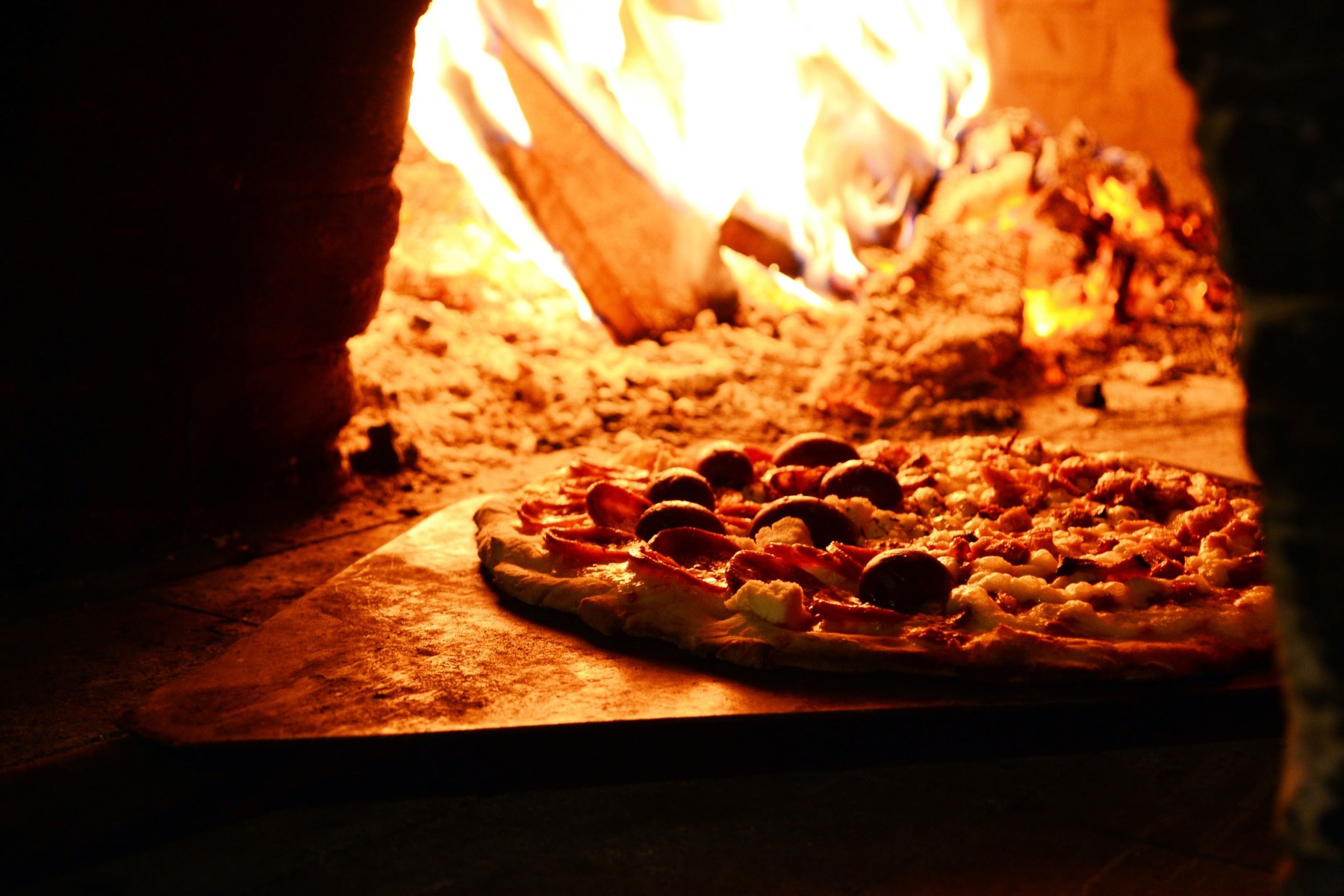 pizza bagt i en brændefyret ovn
